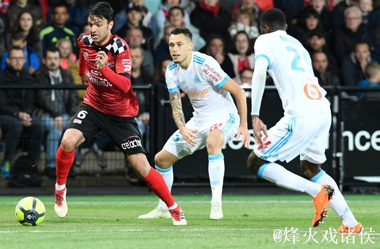 纽卡后卫伯恩因肺穿孔及肋骨骨折缺阵六周,球队后防告急仅剩四人。 纽卡后卫伯恩因肺穿孔及肋骨骨折缺阵六周,球队后防告急仅剩四人。