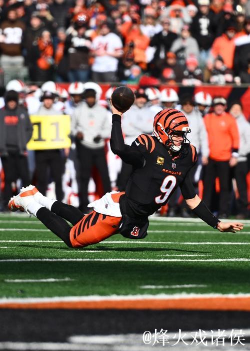 布朗引诱内线防守,高抛传球助攻奥利弗单手抗压拨球入框! 布朗引诱内线防守,高抛传球助攻奥利弗单手抗压拨球入框!